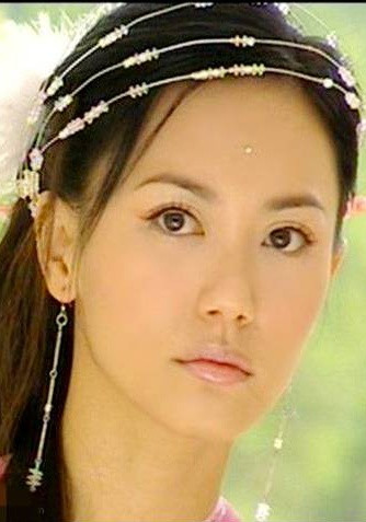 Ân Tố Tố - Quách Phi Lệ trong Ỷ Thiên Đồ Long Ký do Á Hoàn sản xuất năm 2002. Ân Tố Tố - Quách Phi Lệ trong Ỷ Thiên Đồ Long Ký do Á Hoàn sản xuất năm 2002.