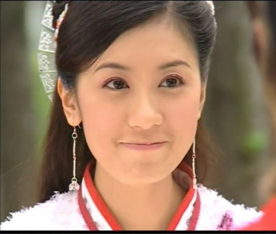 Nhân vật Triệu Mẫn do Giả Tịnh Văn thể hiện lém lỉnh đáng yêu đã tạo nên thành công cho phiên bản Cô Gái Đồ Long (2003). Nhân vật Triệu Mẫn do Giả Tịnh Văn thể hiện lém lỉnh đáng yêu đã tạo nên thành công cho phiên bản Cô Gái Đồ Long (2003).