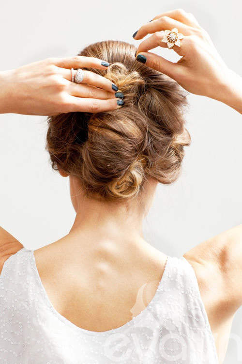 Sử dụng kẹp tăm để giấu đuôi tóc vào phía trong đồng thời gỡ kẹp ghim. Xem thêm: Những kiểu tóc xinh cực ấn tượng cho hè này.