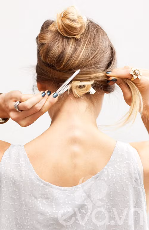 Sau khi xoắn gọn toàn bộ tóc lại, bạn đợi trong vòng 10 phút và lần lượt gỡ tóc ra trừ phần kẹp tóc trên mái. Xem thêm: Những kiểu tóc xinh cực ấn tượng cho hè này.