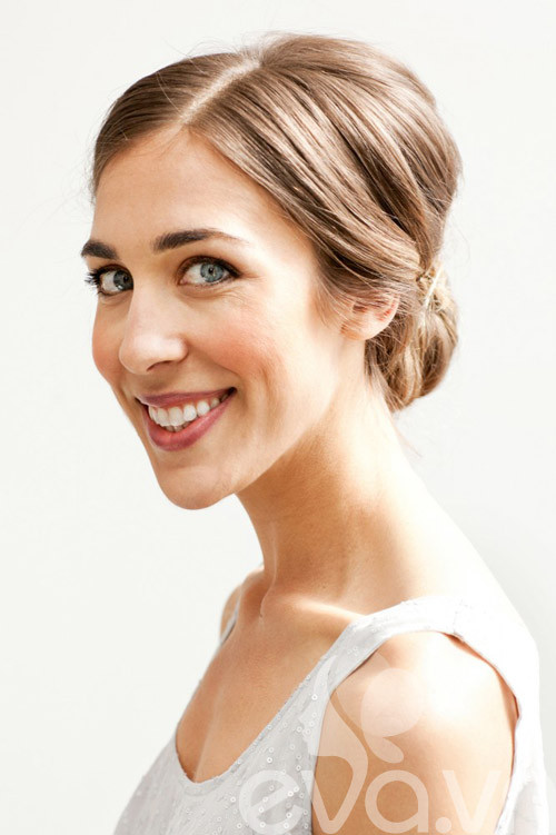 Một kiểu tóc cổ điển và không kém phần duyên dáng trong ngày cưới. Xem thêm: Những kiểu tóc xinh cực ấn tượng cho hè này.