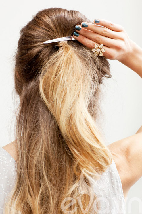 Dùng kẹp cố định để giữ tóc lại. Xem thêm: Những kiểu tóc xinh cực ấn tượng cho hè này.