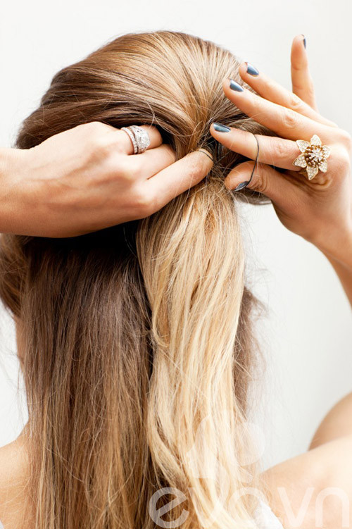 Sử dụng dây thun buộc phồng tóc lên để tạo được phần tóc mái cổ điển của những năm 1960. Xem thêm: Những kiểu tóc xinh cực ấn tượng cho hè này.