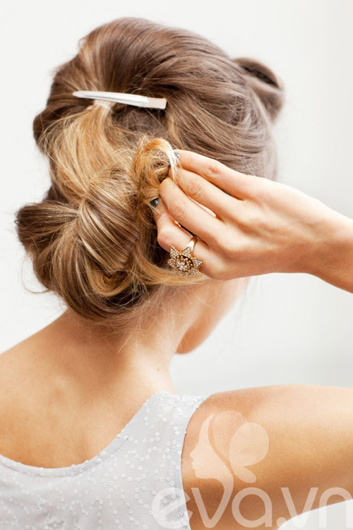 Vuốt toàn bộ tóc sau gáy, xoắn lại và vấn lên cao. Xem thêm: Những kiểu tóc xinh cực ấn tượng cho hè này.