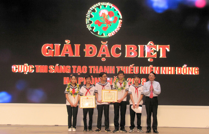 Sản phẩm của nhóm học sinh Trường Trung học cơ sở Chu Văn An giành giải đặc biệt cuộc thi sáng tạo thanh thiếu niên nhi đồng Hải Phòng năm 2018. (Ảnh: Lã Tiến) Sản phẩm của nhóm học sinh Trường Trung học cơ sở Chu Văn An giành giải đặc biệt cuộc thi sáng tạo thanh thiếu niên nhi đồng Hải Phòng năm 2018. (Ảnh: Lã Tiến)
