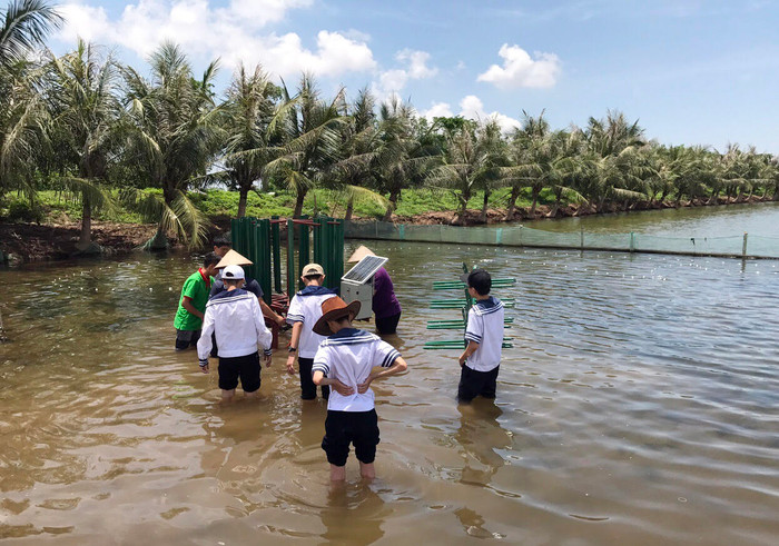 Máy khuấy, đảo khí chạy bằng năng lượng gió được nghiên cứu, chạy thực nghiệm 3 lần tại đầm nuôi tôm (Ảnh: Nguyễn Đại) Máy khuấy, đảo khí chạy bằng năng lượng gió được nghiên cứu, chạy thực nghiệm 3 lần tại đầm nuôi tôm (Ảnh: Nguyễn Đại)