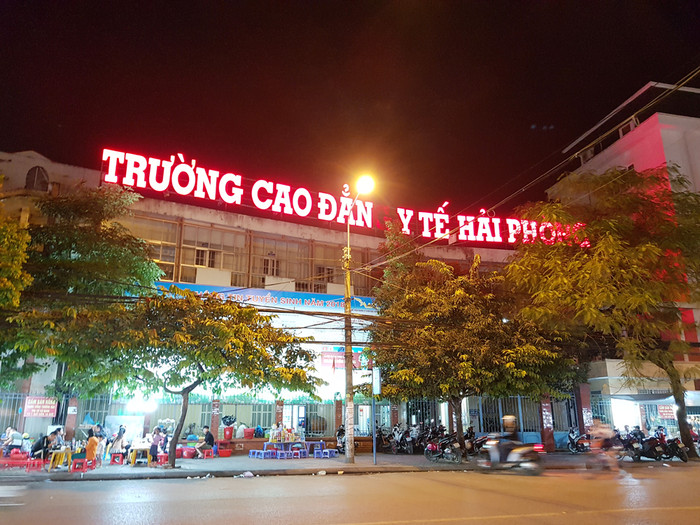 Nhiều sinh viên học liên thông ngành Điều dưỡng tại Trường Cao đẳng Y tế Hải Phòng bị tạm dừng việc học (Ảnh: Lã Tiến) Nhiều sinh viên học liên thông ngành Điều dưỡng tại Trường Cao đẳng Y tế Hải Phòng bị tạm dừng việc học (Ảnh: Lã Tiến)