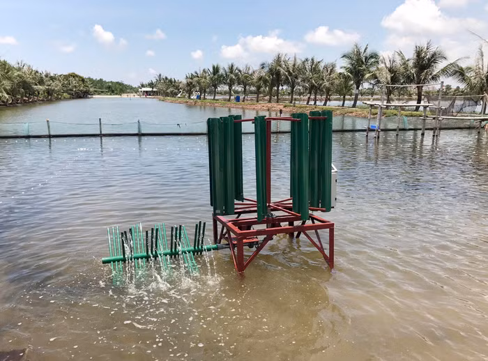 Chi phí để lắp ráp chiếc máy khuấy, đảo khí bằng năng lượng gió rẻ hơn so với máy chạy bằng điện (Ảnh: Nguyễn Đại)