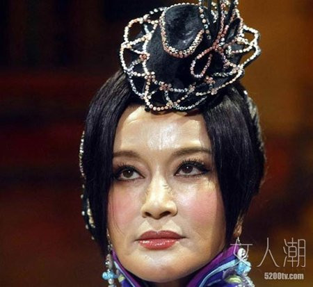 Lưu Hiểu Khánh trong tạo hình nhân vật Sái Tam Hoa. Tuổi tác đã đánh gục mọi sự cố gắng của bà.