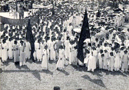 Đông đảo tầng lớp nhân dân hân hoan lắng nghe bản Tuyên ngôn Độc Lập của Chủ tịch Hồ Chí Minh. Đông đảo tầng lớp nhân dân hân hoan lắng nghe bản Tuyên ngôn Độc Lập của Chủ tịch Hồ Chí Minh.