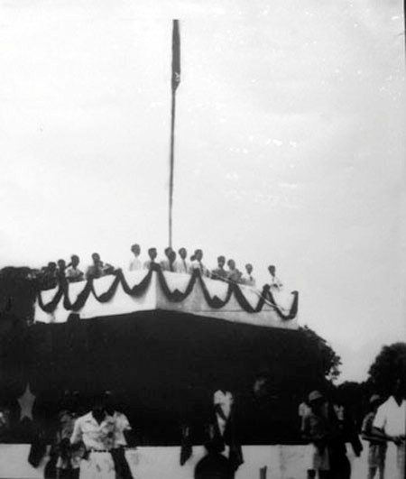 Đúng 14h ngày 2/9/1945, Chủ tịch Hồ Chí Minh bước lên lễ đài, đọc bản Tuyên ngôn độc lập lịch sử, khai sinh ra nước Việt Nam dân chủ cộng hòa, nhà nước công - nông đầu tiên ở Đông Nam Á. Đúng 14h ngày 2/9/1945, Chủ tịch Hồ Chí Minh bước lên lễ đài, đọc bản Tuyên ngôn độc lập lịch sử, khai sinh ra nước Việt Nam dân chủ cộng hòa, nhà nước công - nông đầu tiên ở Đông Nam Á.