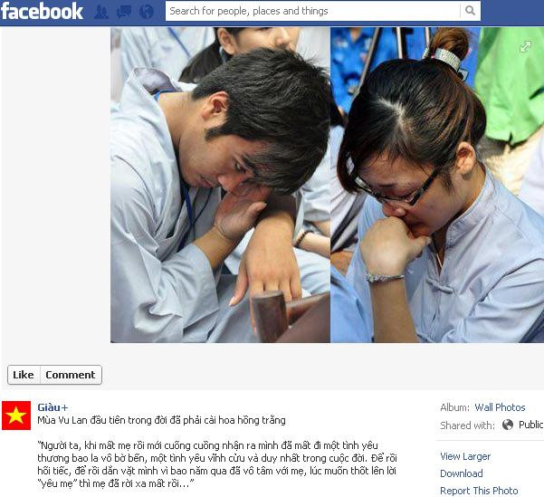 Tại chùa Bằng A (Hoàng Mai - Hà Nội), trong tiếng kinh da diết của ngày lễ Vu Lan, Huy (quê Ninh Bình) rung rưng dòng nước mắt. Đã 49 ngày, kể từ ngày mẹ mất, Huy mới dám trở về bên nấm mồ của mẹ để mà sám hối, để mà tạ lỗi với người mẹ đã lam lũ tảo tân nuôi anh khôn lớn trưởng thành. Từ khi lên nhập học, cuộc sống nơi phồn hoa đô thị với bao nhiêu những điều mới lạ đã nhanh chóng cuốn Huy vào vòng xoáy của những cuộc ăn chơi, những trận lô đề, cá độ, bóng bánh... Huy tiêu hết veo số tiền mà mẹ đã dành dụm để gửi lên, rồi Huy học bạn xấu đi cầm cố đồ đạc, đi vay nặng lãi để tiêu xài. Nhóm chủ nợ không thể tìm được Huy nên tìm về tận nhà Huy... Cơn sốc khiến mẹ Huy không chịu nổi, và ... bà đã vĩnh viễn rời xa cõi đời khi không kịp nhìn mặt đứa con trai... Mùa lễ Vu Lan năm nay, Huy không dám về nhà mà đến chùa, cài lên áo mình một bông hoa màu trắng, rồi chắp tay thì thầm trong tiếng khóc nấc nghẹn: "Con xin lỗi mẹ. Mẹ ơi!" Tại chùa Bằng A (Hoàng Mai - Hà Nội), trong tiếng kinh da diết của ngày lễ Vu Lan, Huy (quê Ninh Bình) rung rưng dòng nước mắt. Đã 49 ngày, kể từ ngày mẹ mất, Huy mới dám trở về bên nấm mồ của mẹ để mà sám hối, để mà tạ lỗi với người mẹ đã lam lũ tảo tân nuôi anh khôn lớn trưởng thành. Từ khi lên nhập học, cuộc sống nơi phồn hoa đô thị với bao nhiêu những điều mới lạ đã nhanh chóng cuốn Huy vào vòng xoáy của những cuộc ăn chơi, những trận lô đề, cá độ, bóng bánh... Huy tiêu hết veo số tiền mà mẹ đã dành dụm để gửi lên, rồi Huy học bạn xấu đi cầm cố đồ đạc, đi vay nặng lãi để tiêu xài. Nhóm chủ nợ không thể tìm được Huy nên tìm về tận nhà Huy... Cơn sốc khiến mẹ Huy không chịu nổi, và ... bà đã vĩnh viễn rời xa cõi đời khi không kịp nhìn mặt đứa con trai... Mùa lễ Vu Lan năm nay, Huy không dám về nhà mà đến chùa, cài lên áo mình một bông hoa màu trắng, rồi chắp tay thì thầm trong tiếng khóc nấc nghẹn: "Con xin lỗi mẹ. Mẹ ơi!"