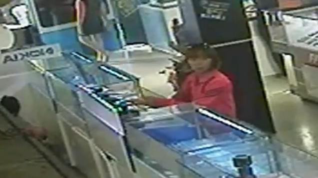 Người phụ nữ trộm điện thoại bị camera ghi lại Người phụ nữ trộm điện thoại bị camera ghi lại