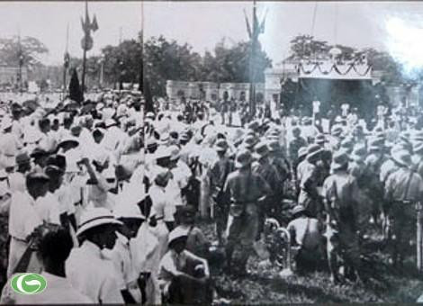 Bức ảnh “Ngày độc lập”, trong bộ sưu tập của Giáo sư người Pháp Phi-líp Đờ-vi-lê (Phillippe Devillers) trưng bày tại Nhà thông tin Tràng Tiền, nhân dịp 2-9-2010. Bức ảnh “Ngày độc lập”, trong bộ sưu tập của Giáo sư người Pháp Phi-líp Đờ-vi-lê (Phillippe Devillers) trưng bày tại Nhà thông tin Tràng Tiền, nhân dịp 2-9-2010.