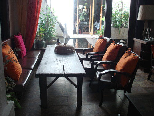 Nhà Jolie-Pitt ăn thịt kho, rau luộc ở quán Cục Gạch ảnh 6 Bàn ăn trong nhà