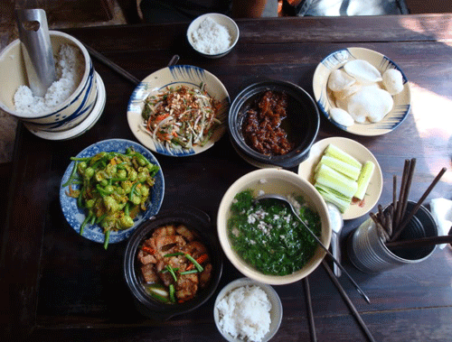 Nhà Jolie-Pitt ăn thịt kho, rau luộc ở quán Cục Gạch ảnh 4 Bữa cơm đầy đủ các món: xào, kho, canh...