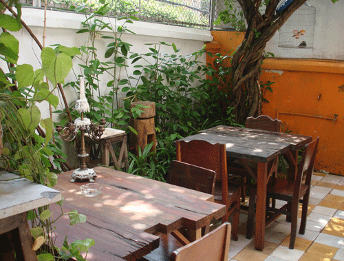 Nhà Jolie-Pitt ăn thịt kho, rau luộc ở quán Cục Gạch ảnh 5 Bàn ăn ngoài trời