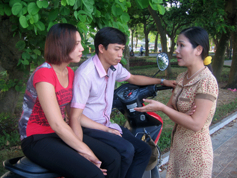 Một cảnh hậu trường thực hiện phim "Nếu chỉ còn một ngày để sống", vợ chồng Tình - Thủy đang trao đổi với đạo diễn Thiện Đoan. Ảnh đạo diễn cung cấp.