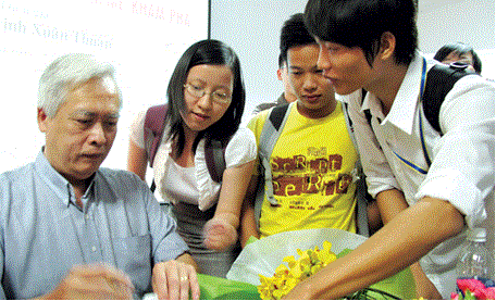 "Quà" của GS Trịnh Xuân Thuận: một "tour" khắp các đại học từ Bắc chí Nam để khơi dậy tình yêu khoa học, tình yêu môn vật lý thiên văn trong giới trẻ.