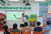 Trường Đại học Nguyễn Tất Thành trao 2 gói xây dựng thương hiệu cho doanh nghiệp tiêu biểu. Ảnh: NTCC