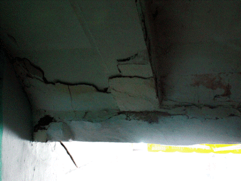 Trần nhà ở nhiều phòng đã nứt toác, nhưng vẫn là nơi học thêm của học sinh (ảnh: Báo GT) Trần nhà ở nhiều phòng đã nứt toác, nhưng vẫn là nơi học thêm của học sinh (ảnh: Báo GT)