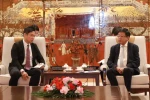 Phó Chủ tịch Thường trực Ủy ban nhân dân thành phố Hà Nội Dương Đức Tuấn tiếp Phó Chủ tịch Hội đồng quản trị Công ty HH Đầu máy toa xe Đại Liên Tống Hiệp Bằng. Ảnh: hanoi.gov.vn.