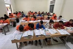 Học sinh Trường Phổ thông dân tộc bán trú Trung học cơ sở Ma Lé (xã Lũng Cú, tỉnh Tuyên Quang) học với sách giáo khoa bộ “Kết nối tri thức với cuộc sống”. Ảnh: NTCC.