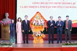 Lãnh đạo tỉnh Lạng Sơn tặng hoa chúc mừng Trường Cao đẳng Lạng Sơn. Ảnh: NTCC.