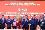 Thường trực Ban Bí thư Trần Cẩm Tú trao Quyết định; Trưởng Ban Tuyên giáo và Dân vận Trung ương Nguyễn Trọng Nghĩa tặng hoa chúc mừng Đảng bộ Cơ quan Ban Tuyên giáo và Dân vận Trung ương. Ảnh: daibieunhandan.vn.