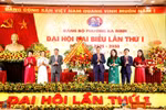 Phó Bí thư Thường trực Thành ủy Hà Nội Nguyễn Văn Phong tặng hoa chúc mừng đại hội. Ảnh: badinh.hanoi.gov.vn.