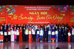 Bà Phùng Thị Hồng Hà cùng các đồng chí lãnh đạo xã Đan Phượng chụp ảnh lưu niệm với các đội đạt giải trong cuộc thi gói bánh chưng xanh và trang trí mâm ngũ quả. Ảnh: hanoi.gov.vn.