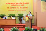 Giám đốc Sở Giáo dục và Đào tạo Hà Nội Trần Thế Cương trình bày Tờ trình về việc đề nghị ban hành nghị quyết. Ảnh: hanoimoi.vn.