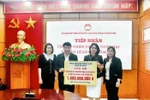 Phó Chủ tịch Thường trực Ủy ban Mặt trận Tổ quốc Việt Nam thành phố Hà Nội Phạm Anh Tuấn tiếp nhận ủng hộ từ cán bộ, nhân dân phường Đại Mỗ... Ảnh: hanoimoi.vn.