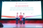 Phó Giáo sư, Tiến sĩ Lê Hồng Quân - Bí thư Đảng ủy, Chủ tịch Hội đồng trường và Tiến sĩ Nguyễn Văn Thiện - Phó Hiệu trưởng nhà trường tặng hoa Giáo sư, Tiến sĩ Nguyễn Quốc Sửu - Phó Giám đốc Học viện Hành chính và Quản trị công, Học viện Chính trị Quốc gia Hồ Chí Minh. Ảnh: NTCC.