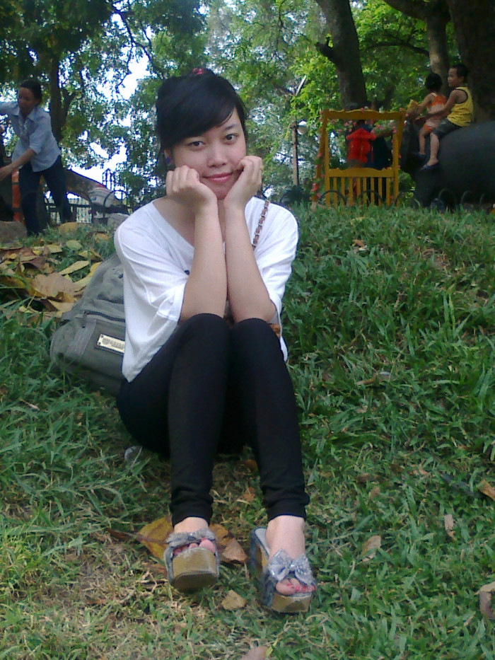 Cẩm Nhung là người vui vẻ, hay cười và nói nhiều đặc biệt thích làm cho bạn bè và mọi người cười. Thích nghe nhạc đặc biệt là rap, đọc truyện tranh, hát, nấu ăn, shopping