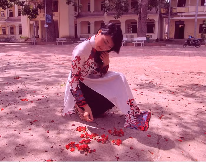 Yến là cô gái vui tinh, hòa đồng, có khả năng múa và thường tham gia các hoạt động xã hội