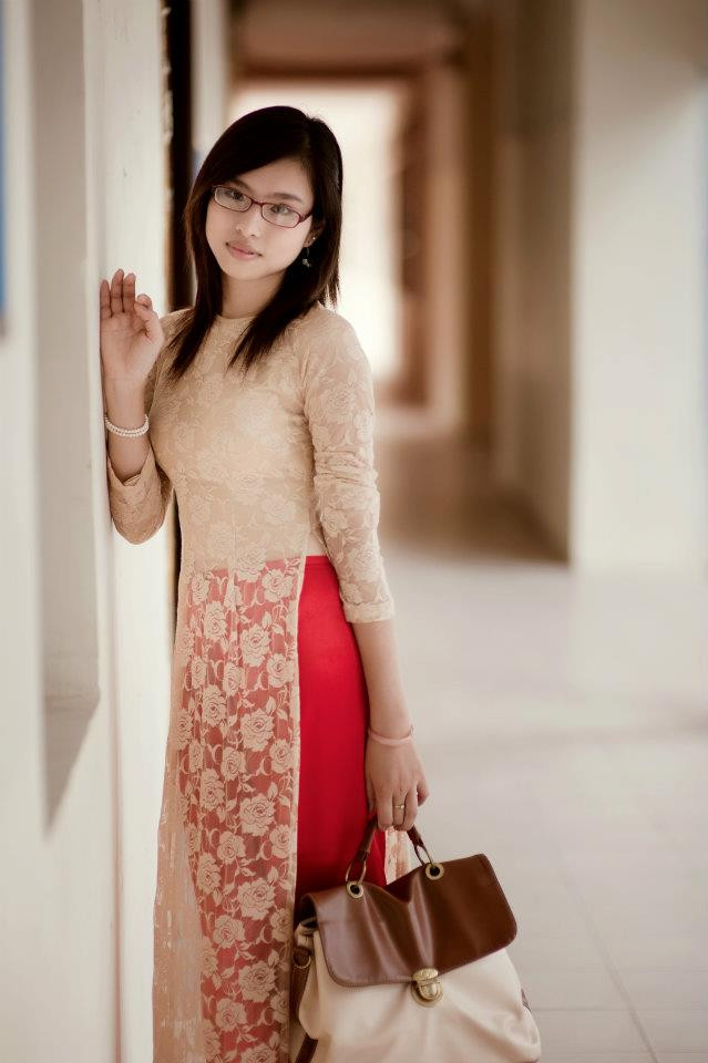 Bích Phượng là một người vui tính, hoà đồng, mê các hoạt động xã hội. Ước mơ của cô là trở thành một doanh nhân, được đi khắp nơi trên thế giới.