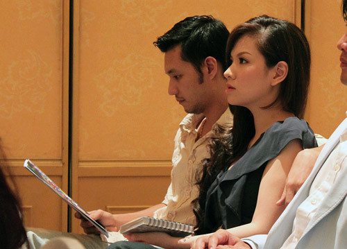 Trong suốt thời gian họp báo, đạo diễn Khải Anh không ngần ngại thể hiện tình yêu khi luôn quàng tay qua vai vợ