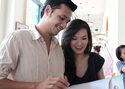 Cả hai luôn quấn quýt bên nhau.