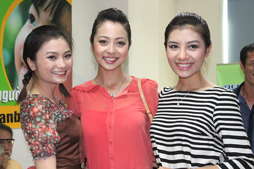 Jennifer Phạm giản dị đi từ thiện ảnh 11 Ba người đẹp Diệu Hương, Jennifer và Hương Giang rạng rỡ trước ống kính sau thời gian ngắn