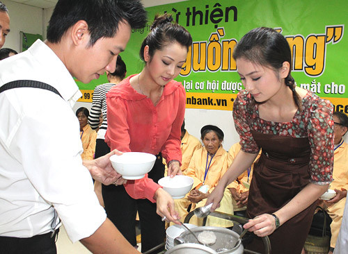 Jennifer Phạm giản dị đi từ thiện ảnh 6 Cô còn cùng ca sĩ Lê Anh Dũng, diễn viên Diệu Hương múc cháo và tận tay đưa cho từng cụ già.