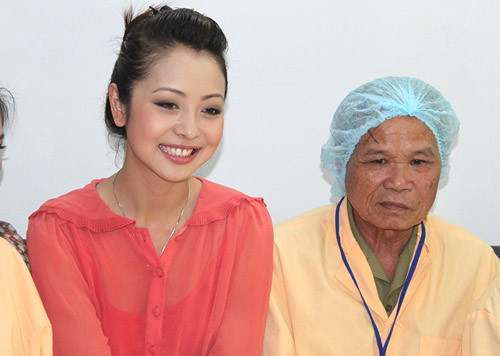 Jennifer Phạm giản dị đi từ thiện ảnh 1 9h sáng nay, Jennifer Phạm đã có mặt tại