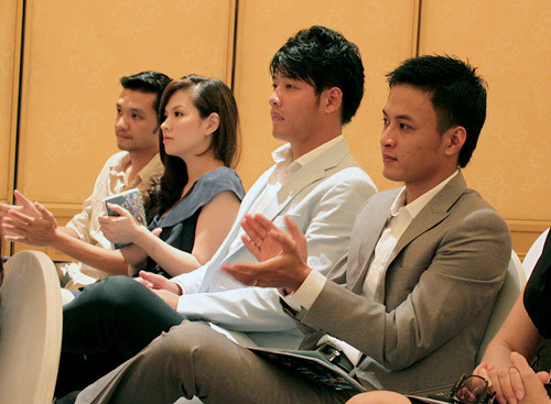 Vợ chồng đạo diễn Khải Anh ngồi chăm chú theo dõi buổi họp báo