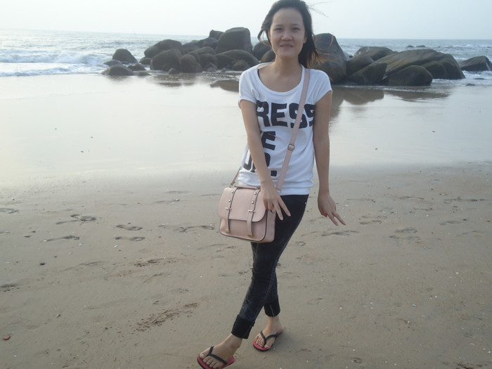 Nhung thích: nghe nhạc, xem phim, thích đi du lịch, chơi thể thao... Năng khiếu: kể chuyện, hát. Tính cách: là người sống nội tâm, hoà đồng và dễ gần..