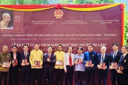 Đại diện lãnh đạo Việt Nam và Thái Lan chụp ảnh lưu niệm tại buổi lễ. Ảnh: NXBGDVN.