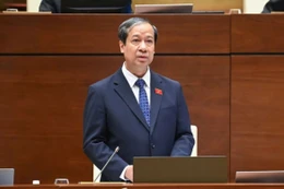 Bộ trưởng Nguyễn Kim Sơn trả lời. Ảnh: Media Quốc hội.