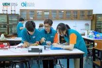 Sinh viên UEH thực hành môn Thí nghiệm vật lý trong học kỳ trao đổi tại Đại học Công nghệ Rajamangala Thái Lan. Ảnh: website Viện Công nghệ thông minh và tương tác, Đại học Kinh tế Thành phố Hồ Chí Minh