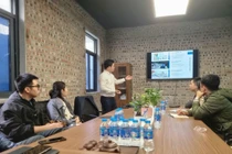 Ông Nguyễn Trung Kiên (áo trắng) - Giám đốc công nghệ và giải pháp, Công ty cổ phần Thương mại và Dịch vụ in 3D Việt Nam (phường Dương Nội, Hà Nội). Ảnh: NVCC