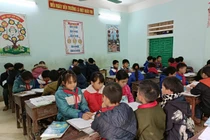 Học sinh dân tộc đang thảo luận trong tiết môn Sinh học. Ảnh: NVCC