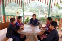 Cô Hoàng Thị Thủy - giáo viên dạy môn Mỹ thuật, Trường Tiểu học số 1 xã Sín Chéng (tỉnh Lào Cai). Ảnh: NVCC
